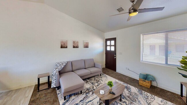 Building Photo - 561 N 10th Pl