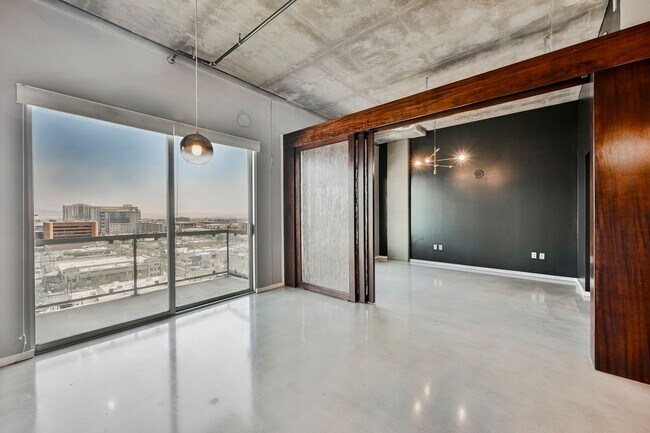 Foto del edificio - Modern Industrial Loft at Soho Lofts – 1BR/2BA High-Rise in the Arts District, City & Mountain Vi...