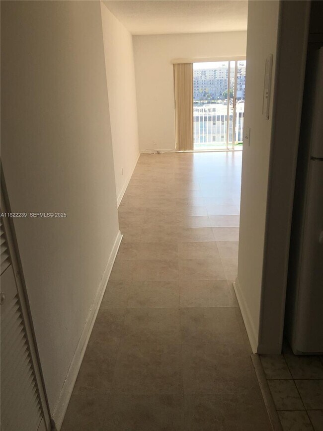 Foto del edificio - 2200 E Hallandale Beach Blvd