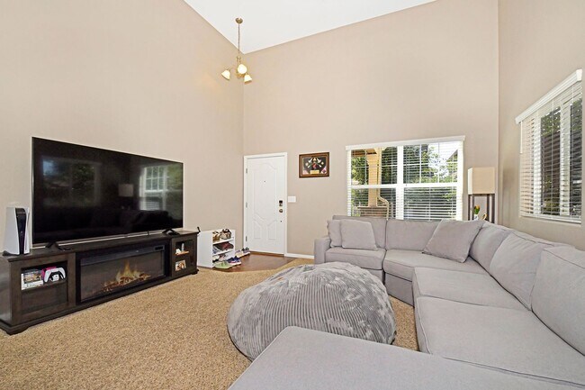 Foto del edificio - 2-Story Townhome - Excellent Condition