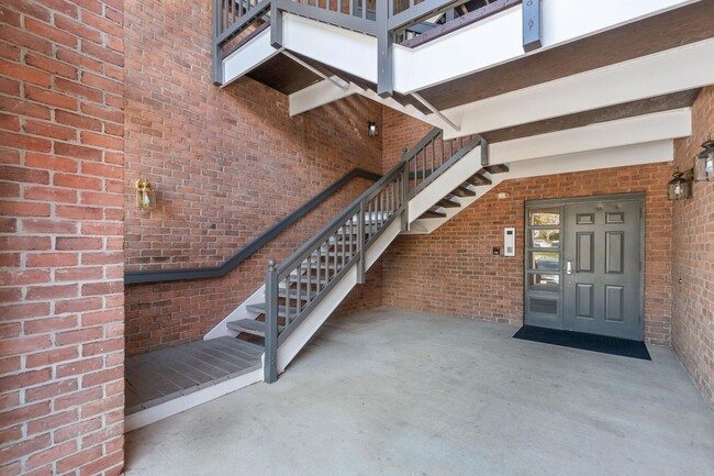 Building Photo - Fantastic Condo Between 2 Metros, Backing ...