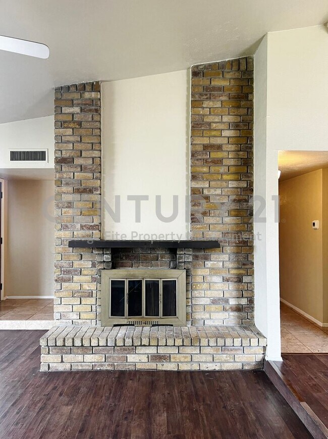 Building Photo - Charming 3/2/2 Nestled on Corner Cul-de-sac Lot in S. Grand Prairie For Rent!