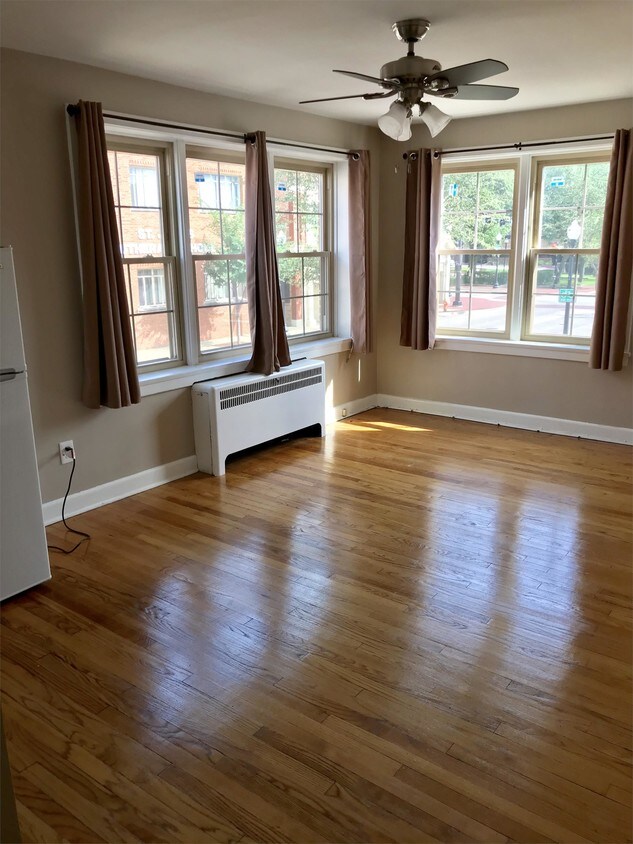 Primary Photo - 114 N Spring St