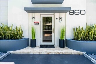 Building Photo - 960 Jefferson Ave