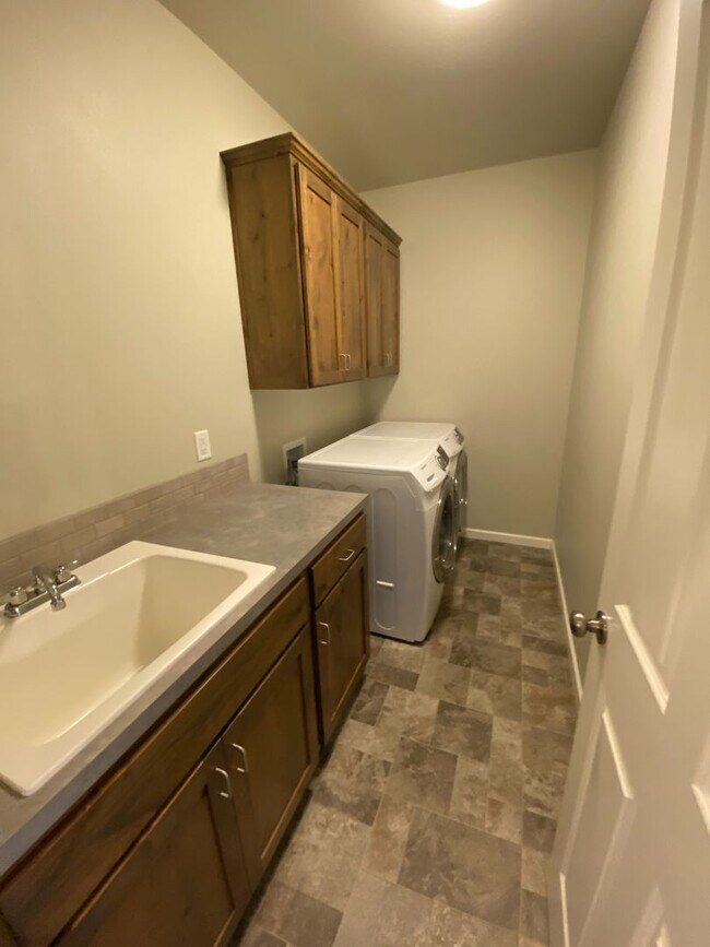 Building Photo - NW Redmond, Corner Lot 3 Bdrm House, 2 Bat...