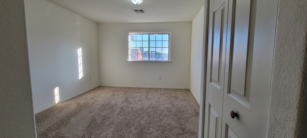 Foto principal - 2 Bedroom Condo near Air Force Base