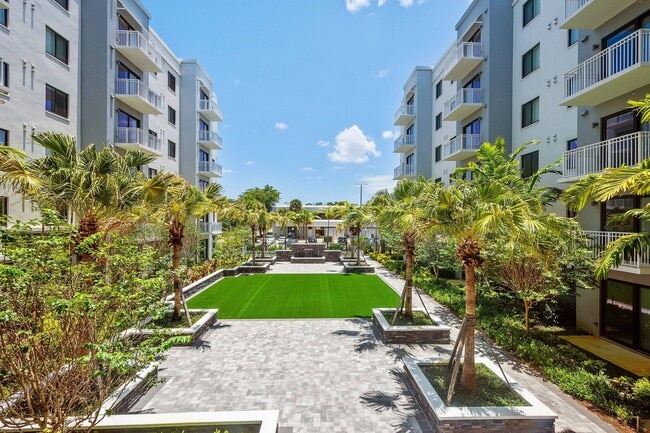 Greenspace courtyard with lounge seating - AMLI Park West