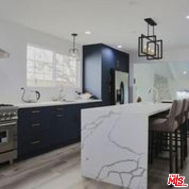 Foto del edificio - 446 S Almont Dr