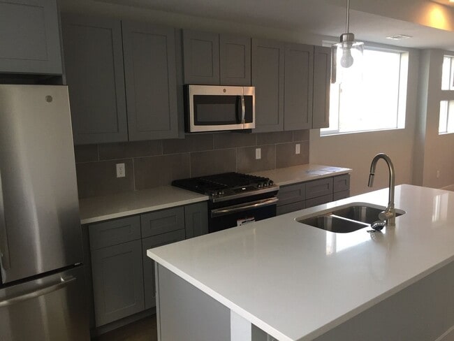 Building Photo - Uptown Living At Its Finest!