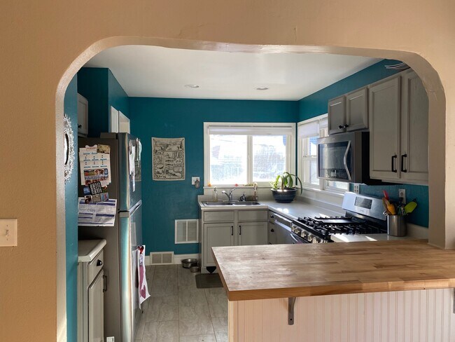 Open Kitchen with Breakfast Bar - 826 Prince St