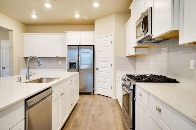 Building Photo - Luxurious newer Lennar  home