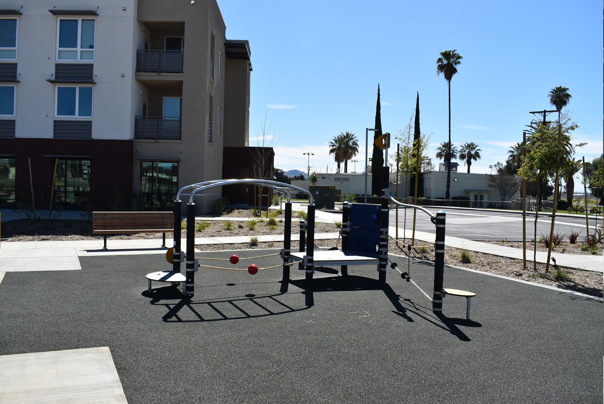 Área de juegos para niños - March Veterans Village