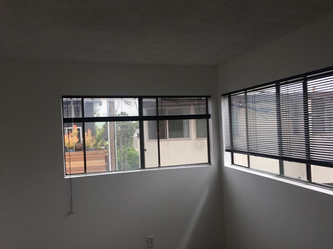 Building Photo - 472 36th Pl