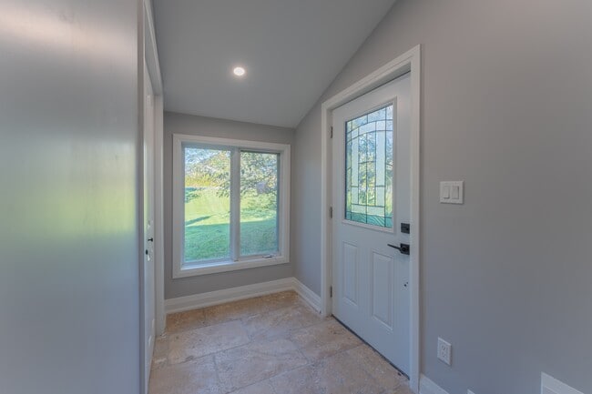 Building Photo - Spacious 3 Bed / 1 Bath Main Floor Unit | ...