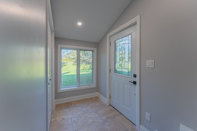 Photo du bâtiment - Spacious 3 Bed / 1 Bath Main Floor Unit | $2599/month - All Utilities Included |