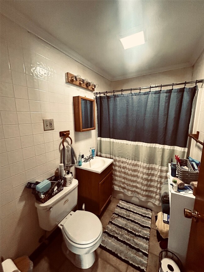 Building Photo - 98 Richard St