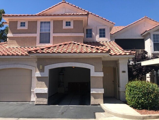 Building Photo - Great Condo, Convenient Location in a Gated Community