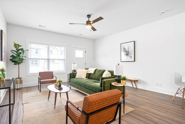 Foto del edificio - Luxury Townhome For Rent Near Billy Dunlop...
