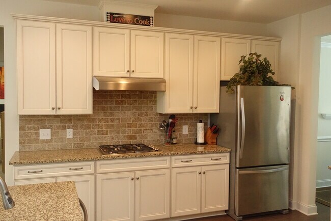 Kitchen with granite countertops - 6013 Albiza Dr
