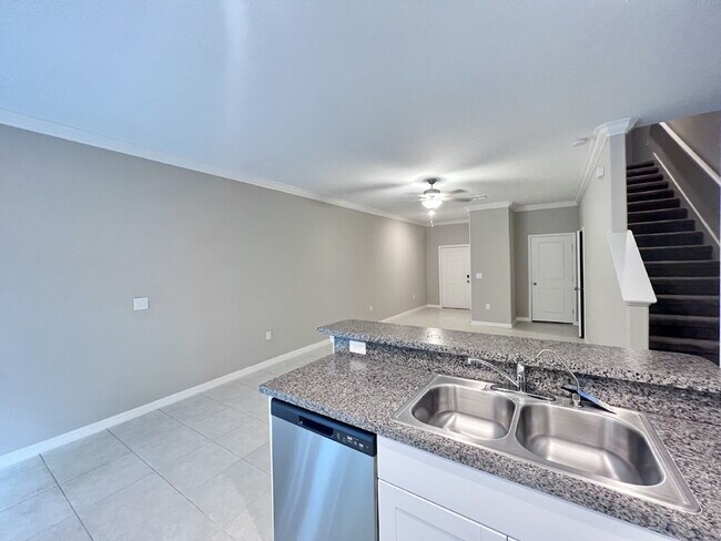 Foto del edificio - "Charming Gated community 3-Bed Retreat with Lake View & Granite Touches in Lutz!"