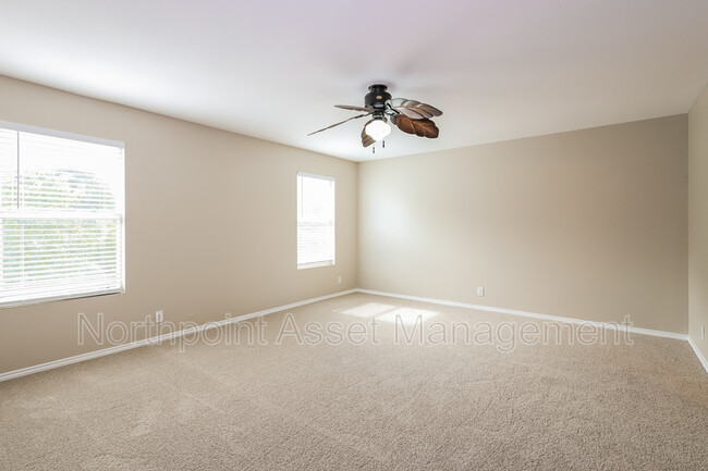 Building Photo - 10906 Hillsdale Loop