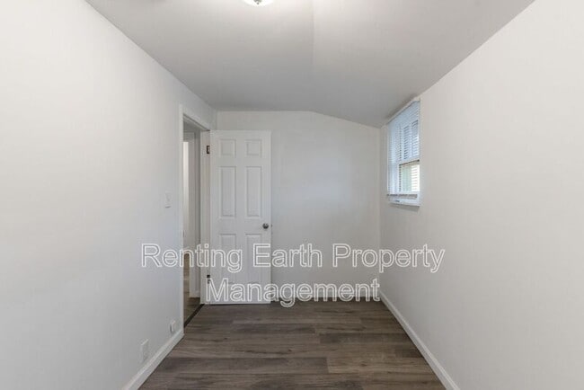 Building Photo - 9746 Diamond Dr