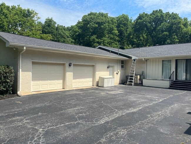 lots of parking + 2 car garage & storage area - 1793 Tyne Blvd