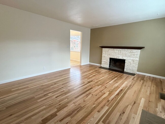 Building Photo - Newly Renovated 3 Bedroom 1 Bathroom Home ...