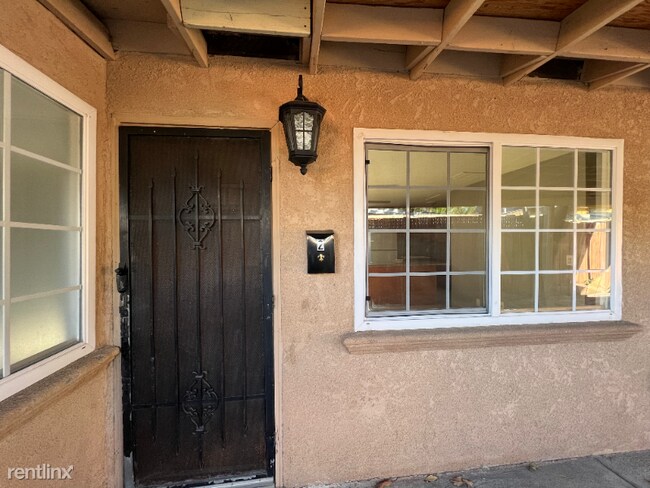 Building Photo - 1 br, 1 bath Townhome - 111 Austin Court U...