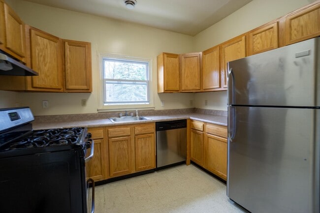 Foto del edificio - Apartment with Hardwood Floors Near Food C...