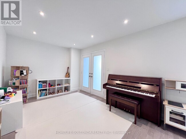 Building Photo - 206 Moneypenny Pl