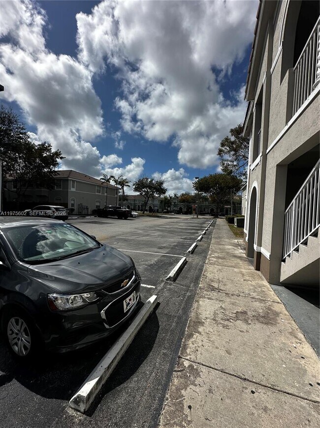 Foto del edificio - 1661 SE 28th St