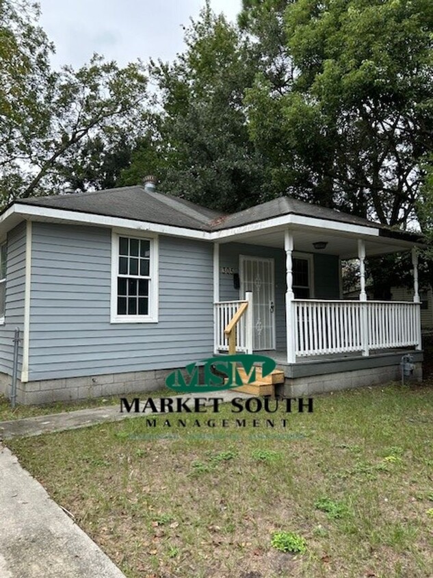 Foto principal - **APPLICATION PENDING!** Remodeled home in...