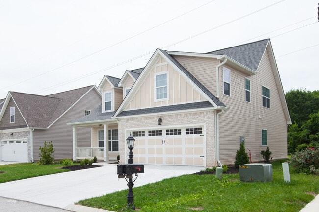 Building Photo - 2524 Waterhaven Dr