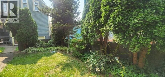 Building Photo - 627 Union St