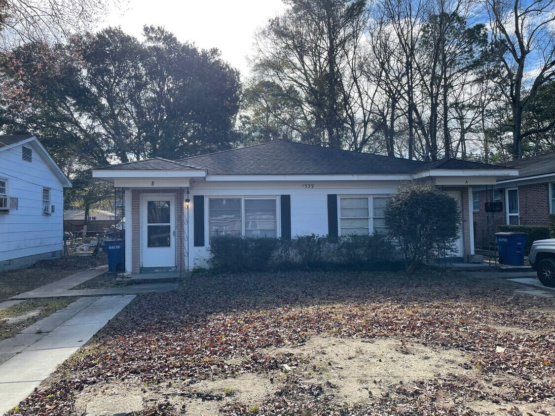 Primary Photo - 2 bedroom 1 bathroom Duplex style home ava...