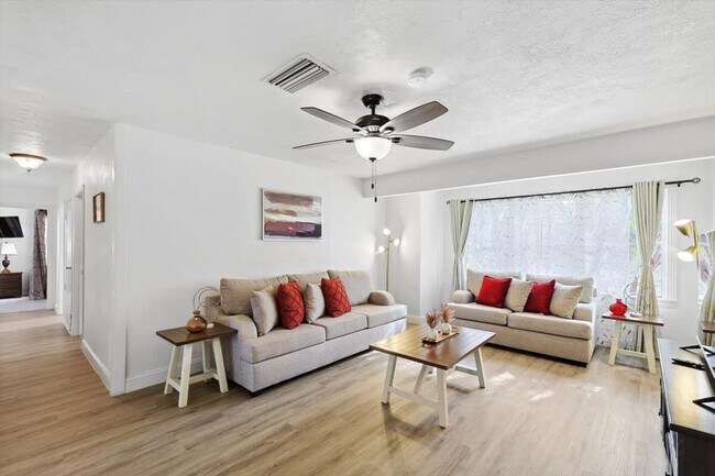 Building Photo - 711 Red Oak Ln