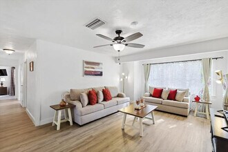 Building Photo - 711 Red Oak Ln