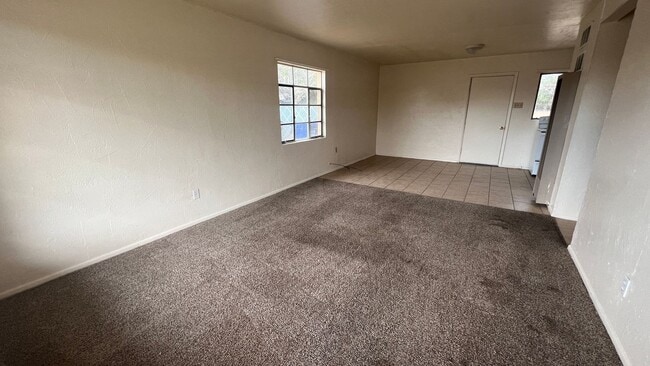 Foto del edificio - 3 Bedroom home with 1 Bathroom and Large Back yard