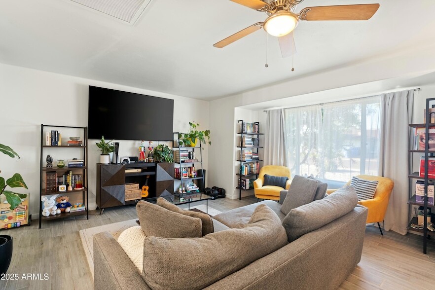 Photo - 901 E Rose Ln