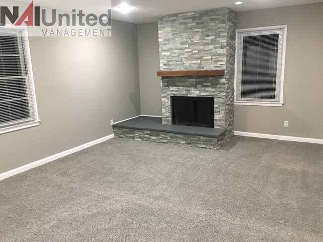 Building Photo - Three bedroom, two bathroom single family ...