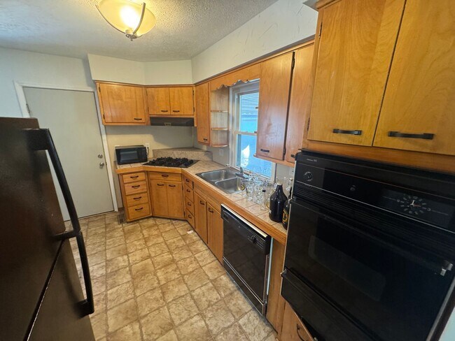 Foto del edificio - Two Bedroom Single Family Home with Fenced...