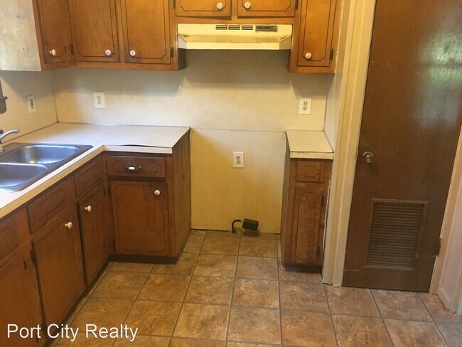 Building Photo - 3 br, 1 bath House - 1216 St. Charles St