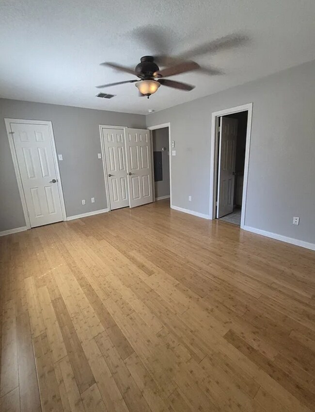 Foto del edificio - 3 bed 3 bath one block away from Baylor