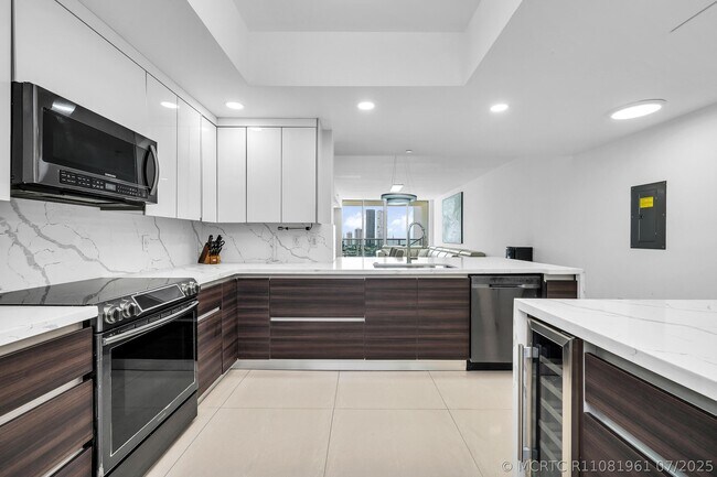 Foto del edificio - 3330 NE 190th St