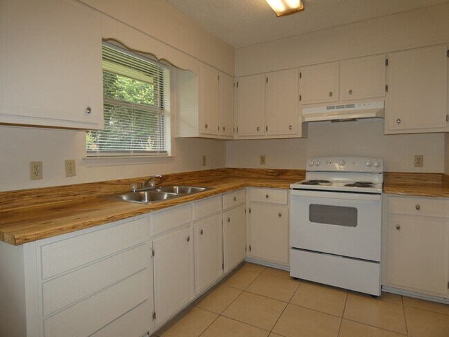 Foto del edificio - Comfortable/Affordable 3/1.5 - Pace