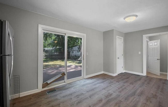 Building Photo - 4 bedroom 2 bathroom located in Champaign- Available August!