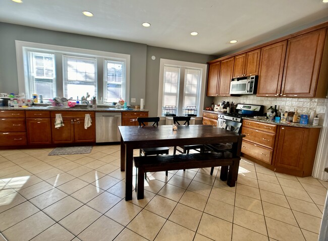 Building Photo - 480 Jamaicaway