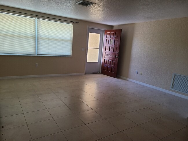 Building Photo - 5319 Penguin Dr