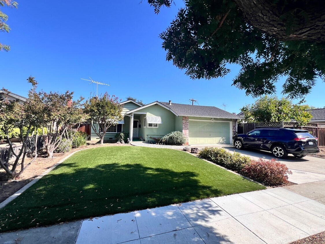 Foto del edificio - Spacious 3 Bedroom 2 Bath with Attached 2 ...